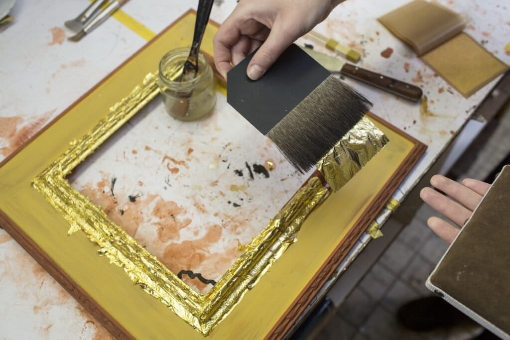 Een lijst die wordt verguld