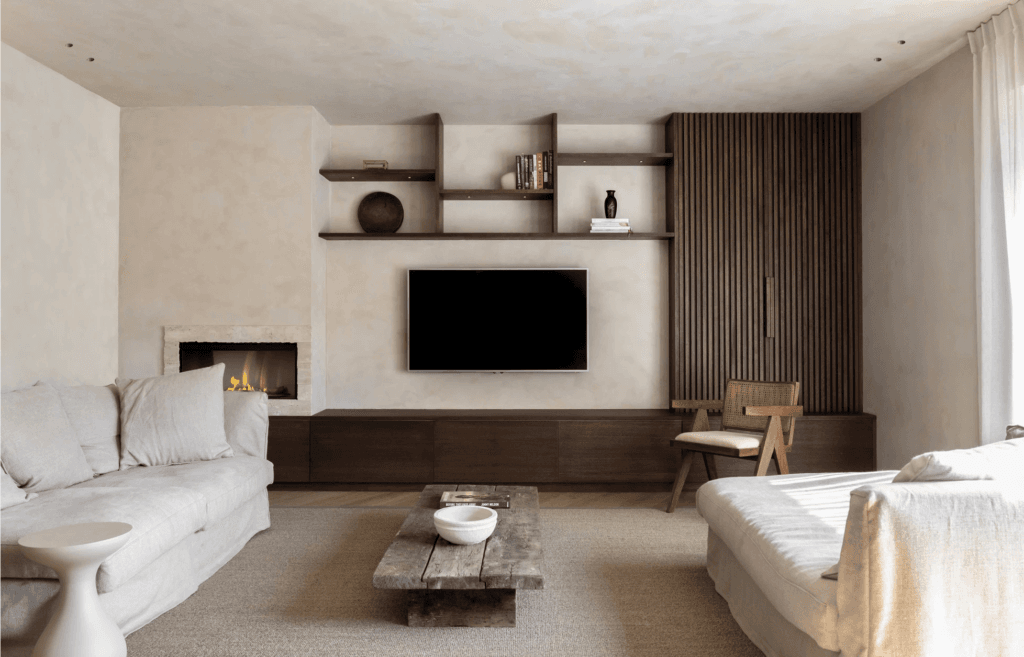 Een interieur van House of Soko met warme neutrale kleuren en houten meubels