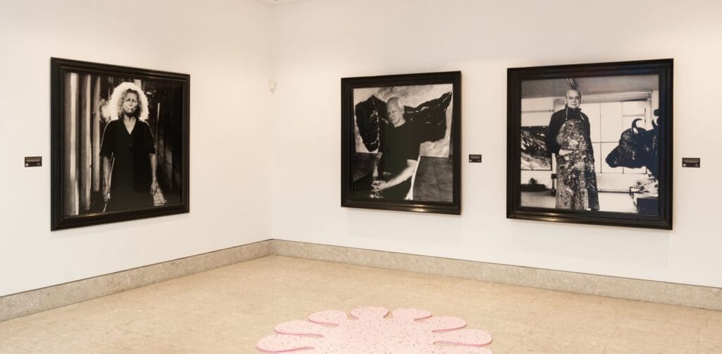 De drie lijsten aan de muur op Masterly in Milaan