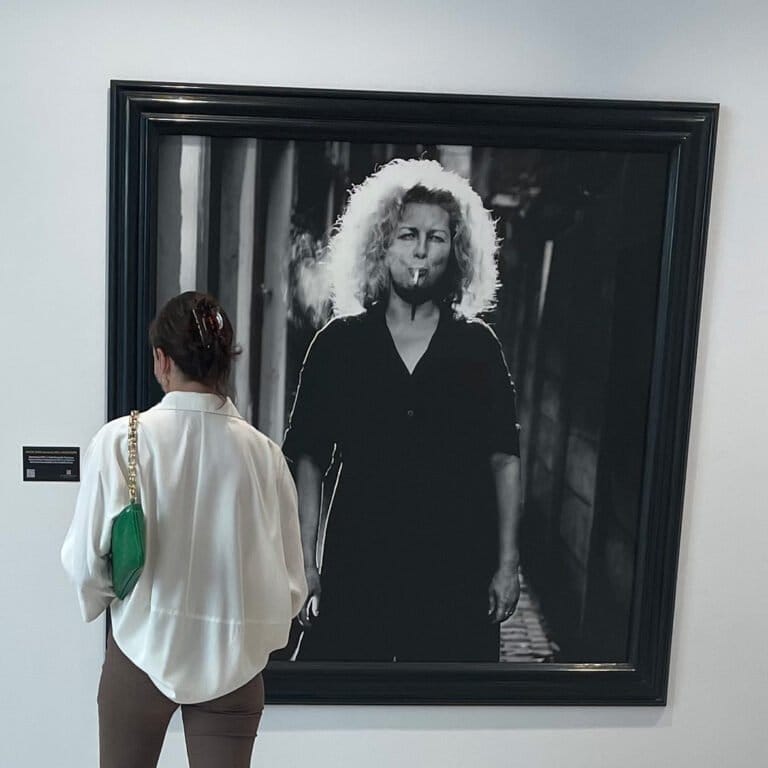 Foto van Marlene Dumas in handgemaakte lijst